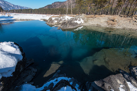 蓝色湖水晶莹剔透