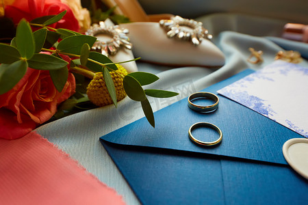 结婚戒指和结婚请柬。