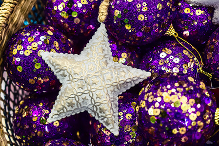 用于圣诞树装饰以及圣诞节和新年庆祝活动的各种装饰品和玩具