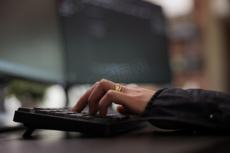 网络安全机构网络开发人员进行道德黑客攻击以检索加密的被盗数据。