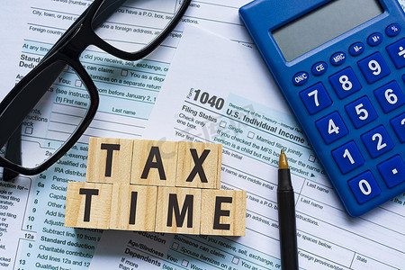纳税时间与带有税表 1040 的木块立方体。美国个人所得税。