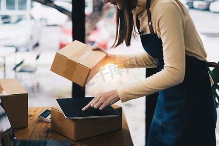 企业主确认地址，在包装产品前通过数字平板电脑将订单发送给客户。