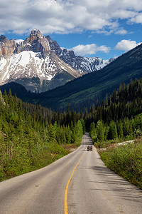 在充满活力的阳光明媚的夏日，加拿大落基山脉风景秀丽的道路