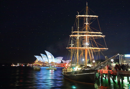 悉尼歌剧院和南方天鹅在“生动的悉尼节”期间