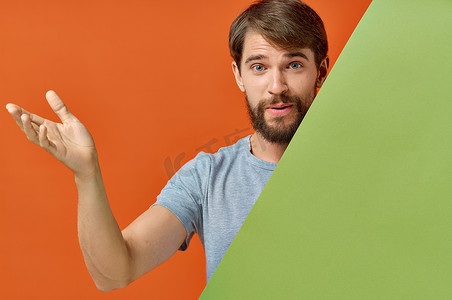 灰色 T 恤绿色模型海报橙色背景中留着胡子的男人