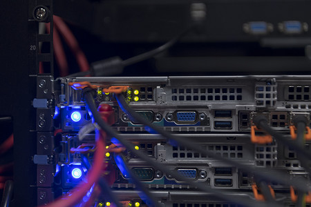 光纤集线器上的网络服务器机房特写或大型企业数据中心超级计算机中用于数字通信和互联网的交换机。