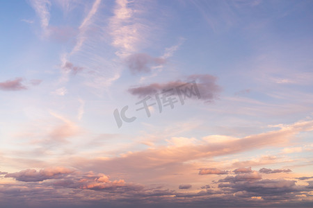 天空粉色摄影照片_美丽的天空替换背景，蓝天背景上有粉色、黄色和橙色的云彩。