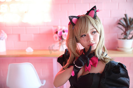 日本动漫 cosplay，粉红色房间后面的女孩 cosplay 肖像