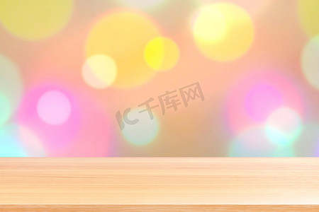 模糊光散景彩色紫色和粉红色软渐变背景上的木板，散景彩色紫色渐变上的空木桌地板，木桌板空前散景彩色粉红色壁纸