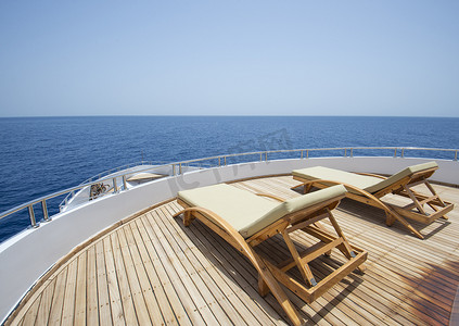 从带日光浴床的豪华游艇的船头甲板看