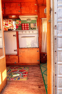 小型复古大篷车露营车用作公路旅行中的小房子