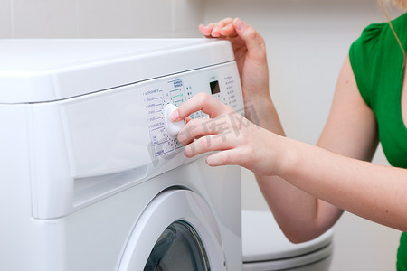 女人用机器洗衣服