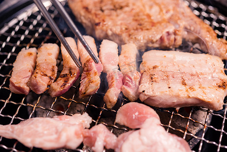 餐厅在炉灶上烤肉猪肉韩式烧烤传统风格