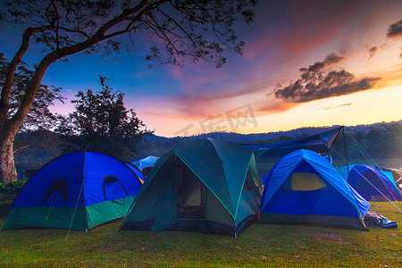 露营装备摄影照片_早晨日出暮色背景下的假日露营