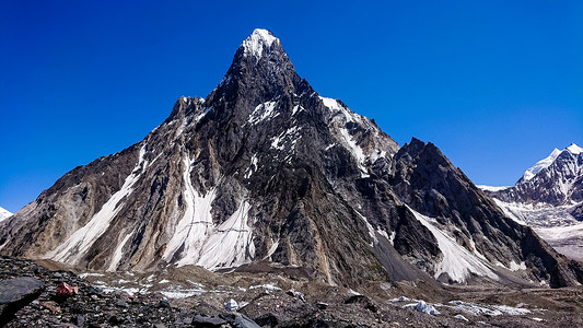 喀喇昆仑山脉的米特雷峰，从巴基斯坦 K2 K2 大本营的 Concordia 营地欣赏日落美景。