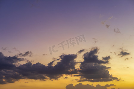 天空有云彩和太阳光芒黄色和蓝色背景。