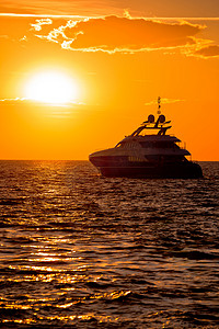 金色夕阳公海上的豪华游艇