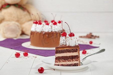 一块巧克力海绵蛋糕配奶油冻和樱桃