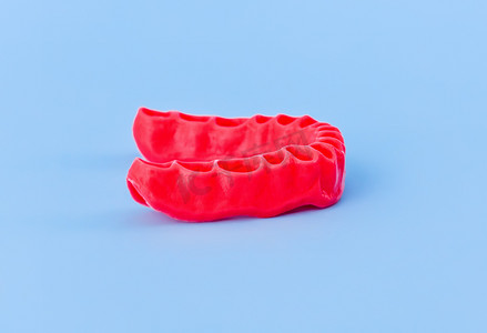 牙齿更健康摄影照片_没有牙齿的人牙龈模型在蓝色上被隔离