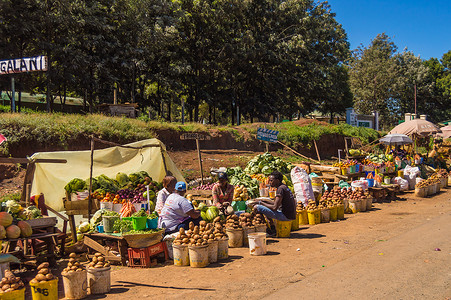 肯尼亚，桑布鲁 — 2019年1月1日：几个水果和蔬菜摊