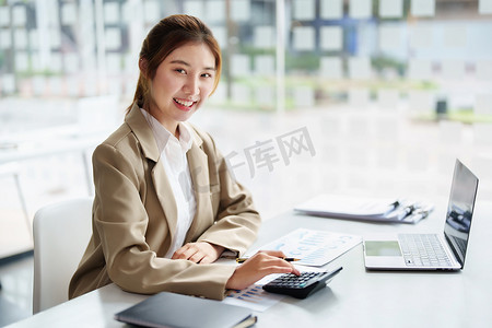 会计师、审计师、个体经营者、金融和投资、税收计算和预算、使用计算器计算的亚洲女企业家肖像。