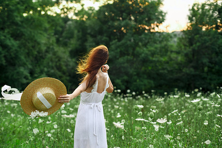 大自然田野里的漂亮女人 白裙子 清新空气