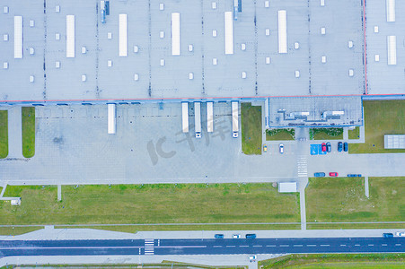 工业仓库装货码头的空中拍摄，许多卡车与半拖车装载商品。