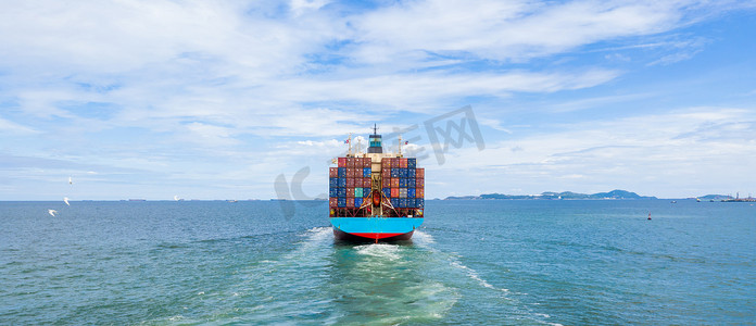 国际摄影照片_离开工业海港的集装箱船，全球业务进出口，公司业务物流和国际集装箱货运船在公海运输。