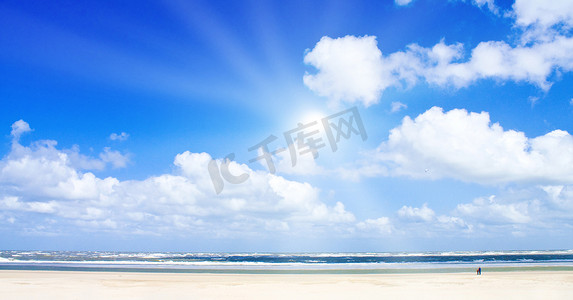 日照阳光海岸摄影照片_美丽的海滩和阳光