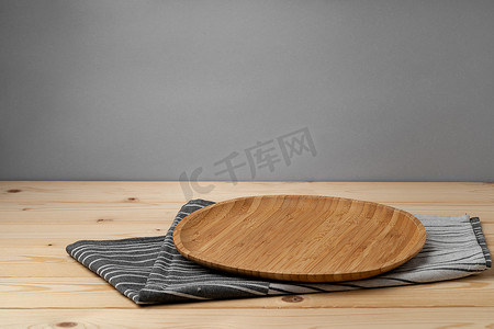 木桌上有棉餐巾的切菜板