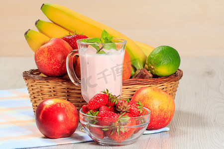 杯酸奶用薄荷、新鲜的草莓和热带水果