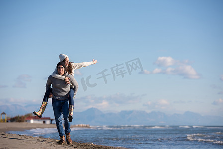 前进光摄影照片_秋天在海滩上玩耍的情侣