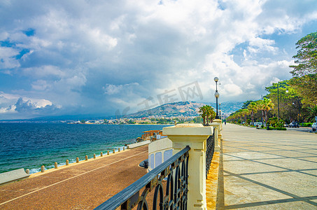 Reggio di Calabria 码头海滨长廊 Lungomare Falcomata 享有墨西拿海峡的景色