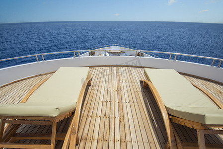 从带日光浴床的豪华游艇的船头甲板观看