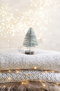 金色灯光背景摄影照片_圣诞小树和金色的灯光散景。