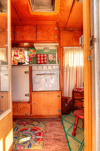 复古房车摄影照片_小型复古大篷车露营车用作公路旅行中的小房子