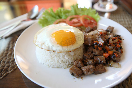 黑椒烤牛肉煎蛋饭