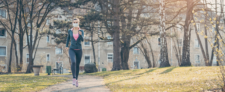 女人沿着一条小路慢跑以增强她对 covid-19 的免疫系统