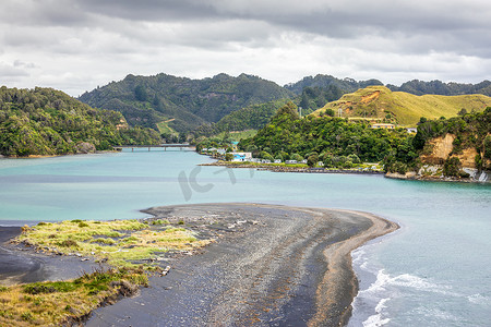 塔拉纳基山摄影照片_海岸岩石和新西兰塔拉纳基山
