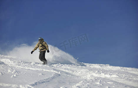 自由式滑雪板跳跃和骑行