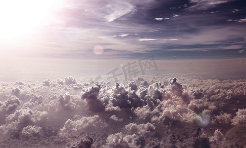 飞越云摄影照片_超现实的天空风景。飞越天空云彩
