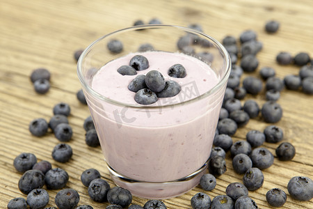 霜果实摄影照片_桌上新鲜美味的蓝莓酸奶奶昔甜点