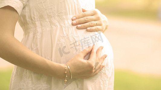 孕妇用手摸肚子的图片