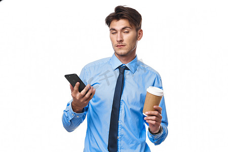 穿衬衫、打领带的男人在电话里交流一杯咖啡工作室的生活方式
