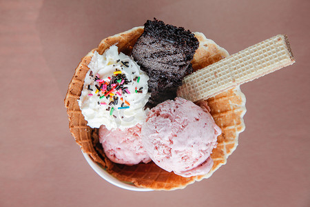 草莓圣代摄影照片_冰淇淋圣代配布朗尼威化华夫饼干
