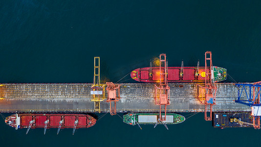 鸟瞰散货船码头、全球商业进出口物流和运输公司、商业码头集装箱货船全球货运。