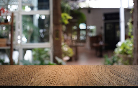 抽象模糊散景背景前的空暗木桌
