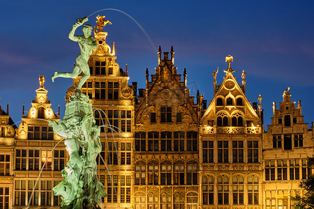 比利时安特卫普格罗特市场，夜间有著名的 Brabo 雕像和喷泉