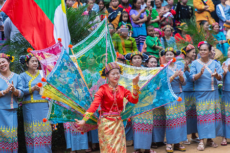 掸族或泰亚族（居住在缅甸和泰国部分地区的族群）的美女，在掸族新年庆祝活动中身着部落服饰。