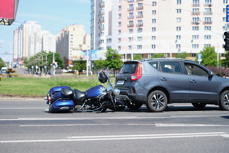电动自行车与汽车发生交通事故，摩托车掉在柏油路上，目击者